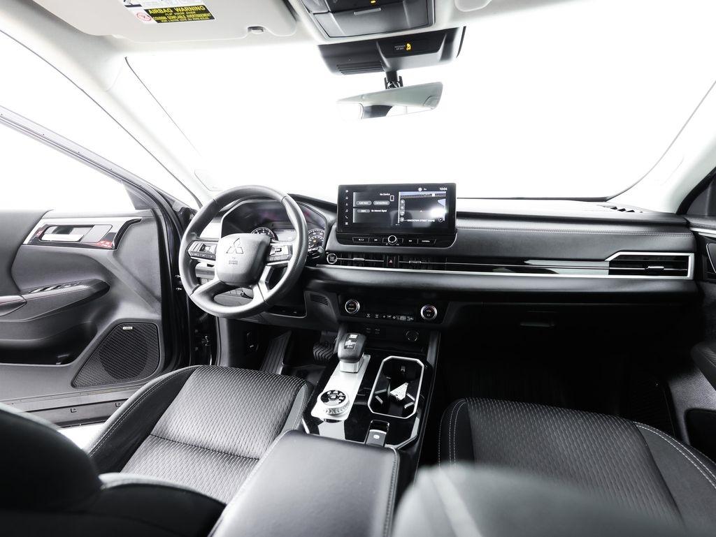 Mitsubishi Outlander ES FWD 2025