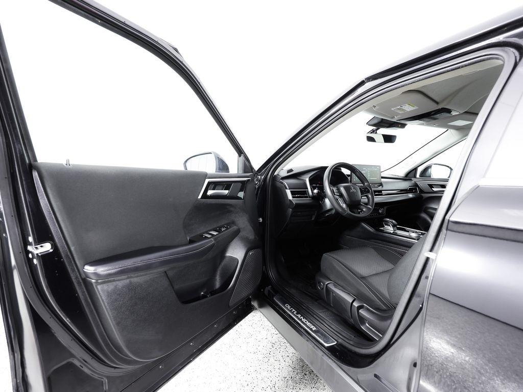 Mitsubishi Outlander ES FWD 2025