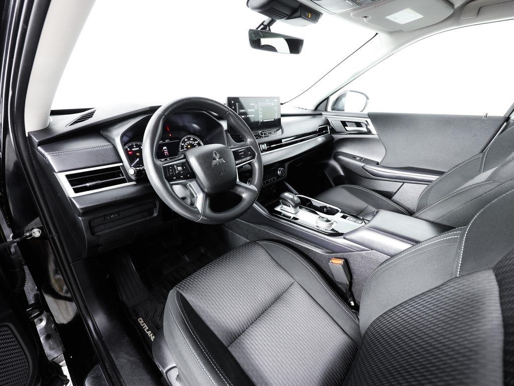 Mitsubishi Outlander ES FWD 2025