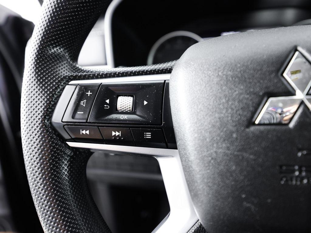 Mitsubishi Outlander ES FWD 2025