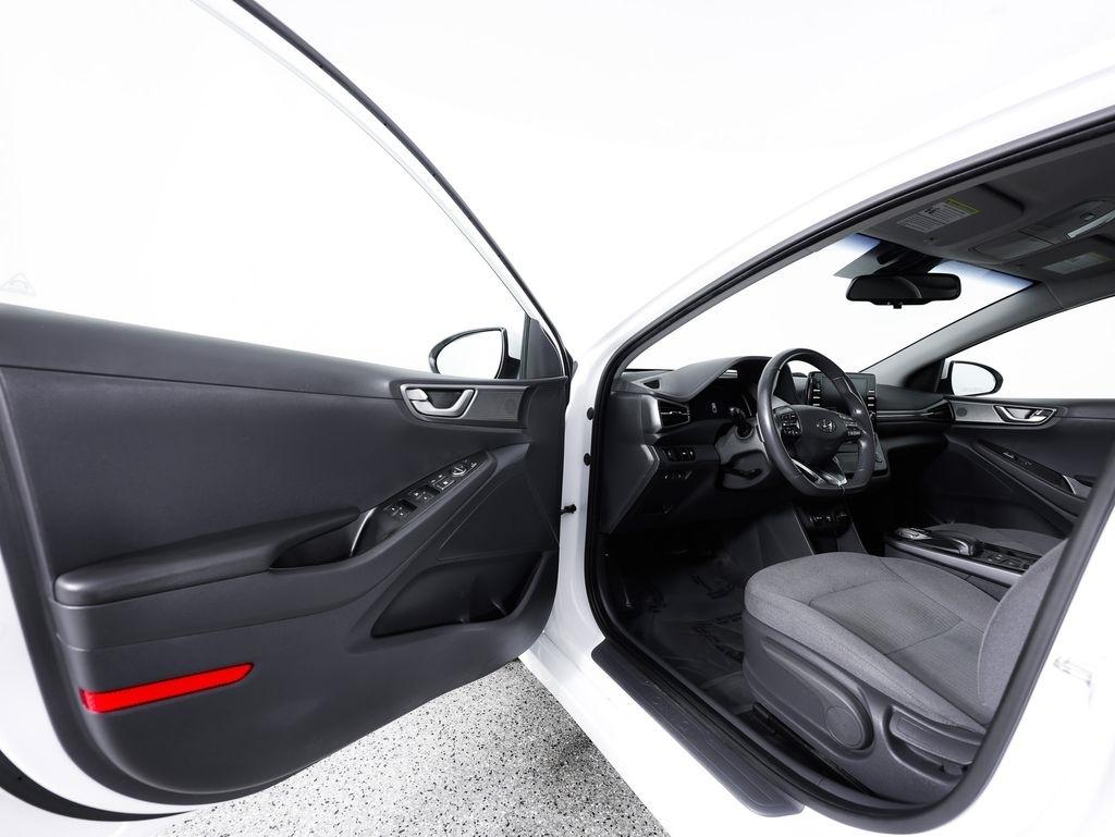 Hyundai Ioniq Electric SE Hatchback 2021