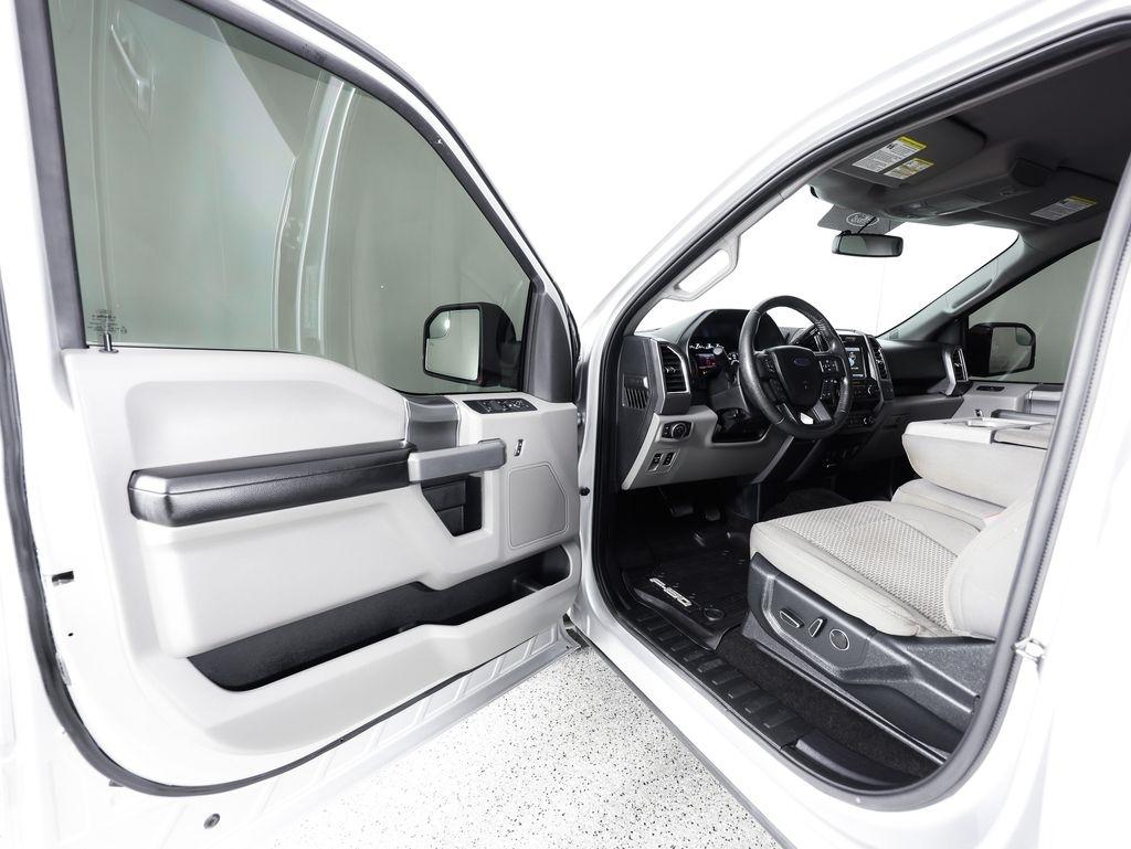 Ford F-150 4WD SuperCrew 145" Lariat 2015