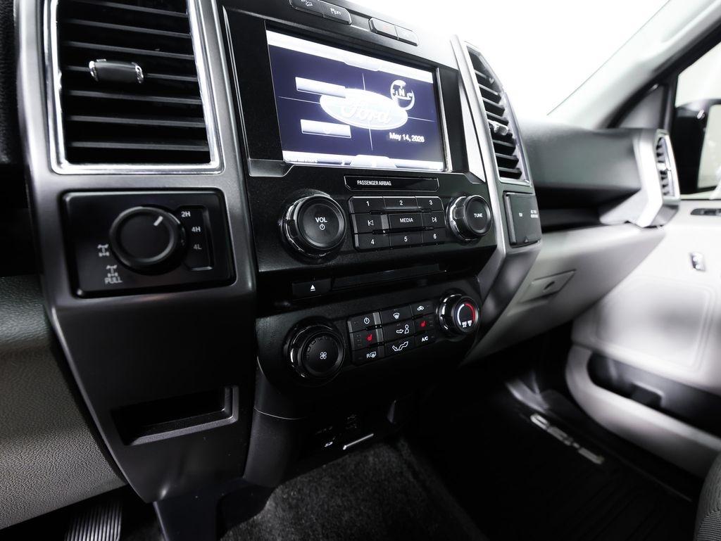Ford F-150 4WD SuperCrew 145" Lariat 2015