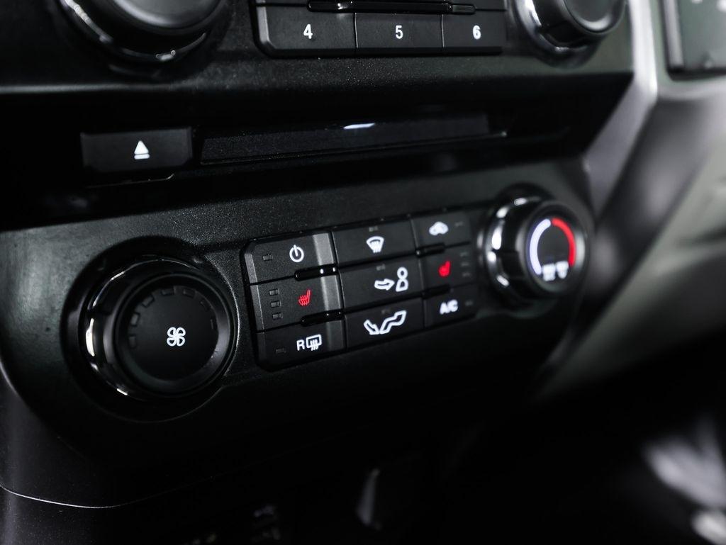 Ford F-150 4WD SuperCrew 145" Lariat 2015