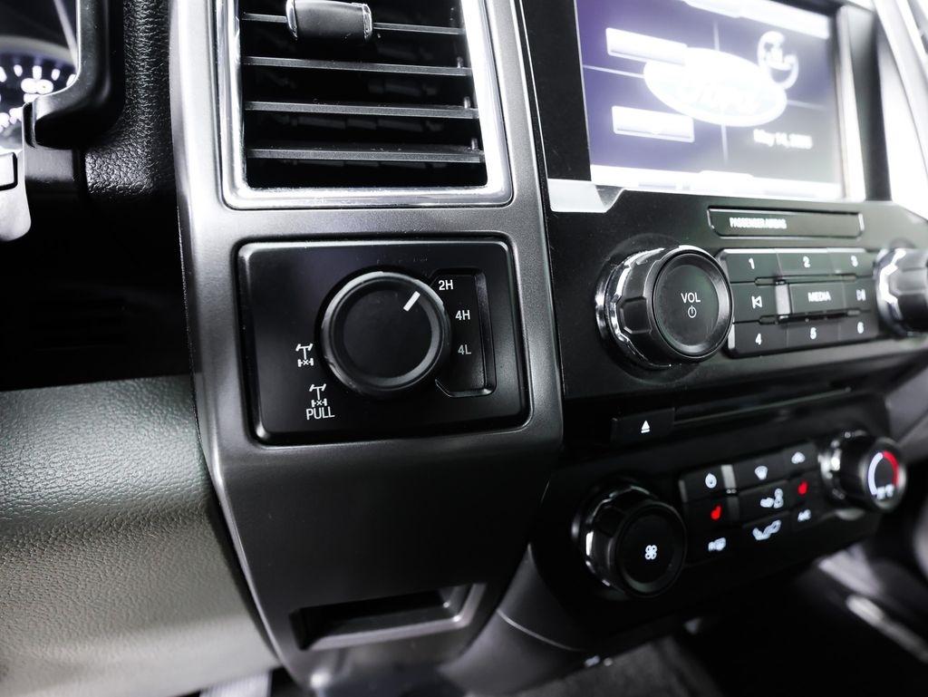 Ford F-150 4WD SuperCrew 145" Lariat 2015