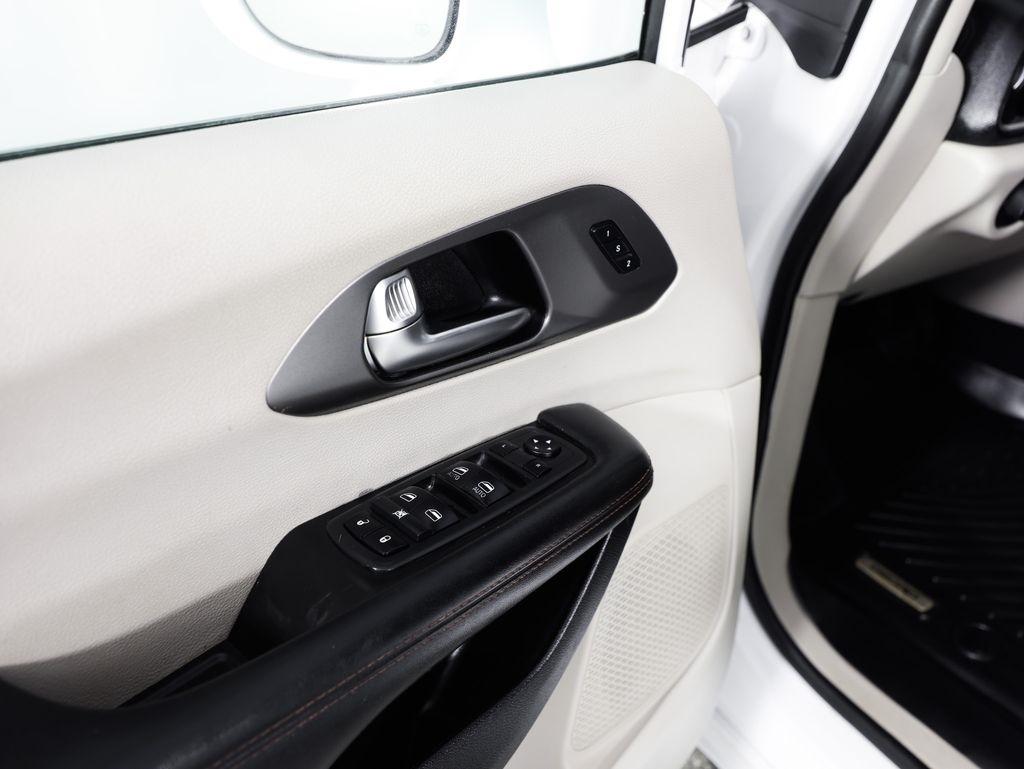 Chrysler Pacifica Touring L FWD 2020