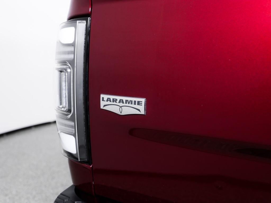 RAM 1500 4WD Crew Cab 140.5" Laramie 2016