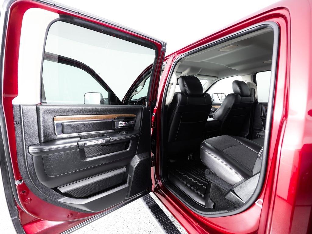 RAM 1500 4WD Crew Cab 140.5" Laramie 2016