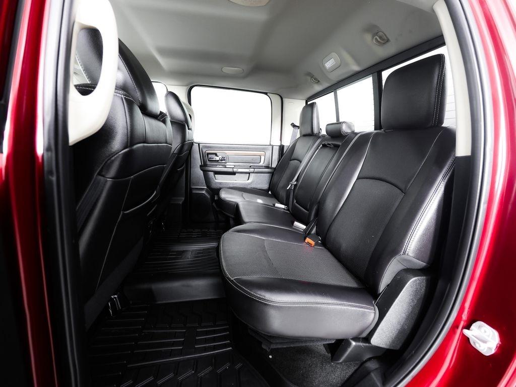 RAM 1500 4WD Crew Cab 140.5" Laramie 2016