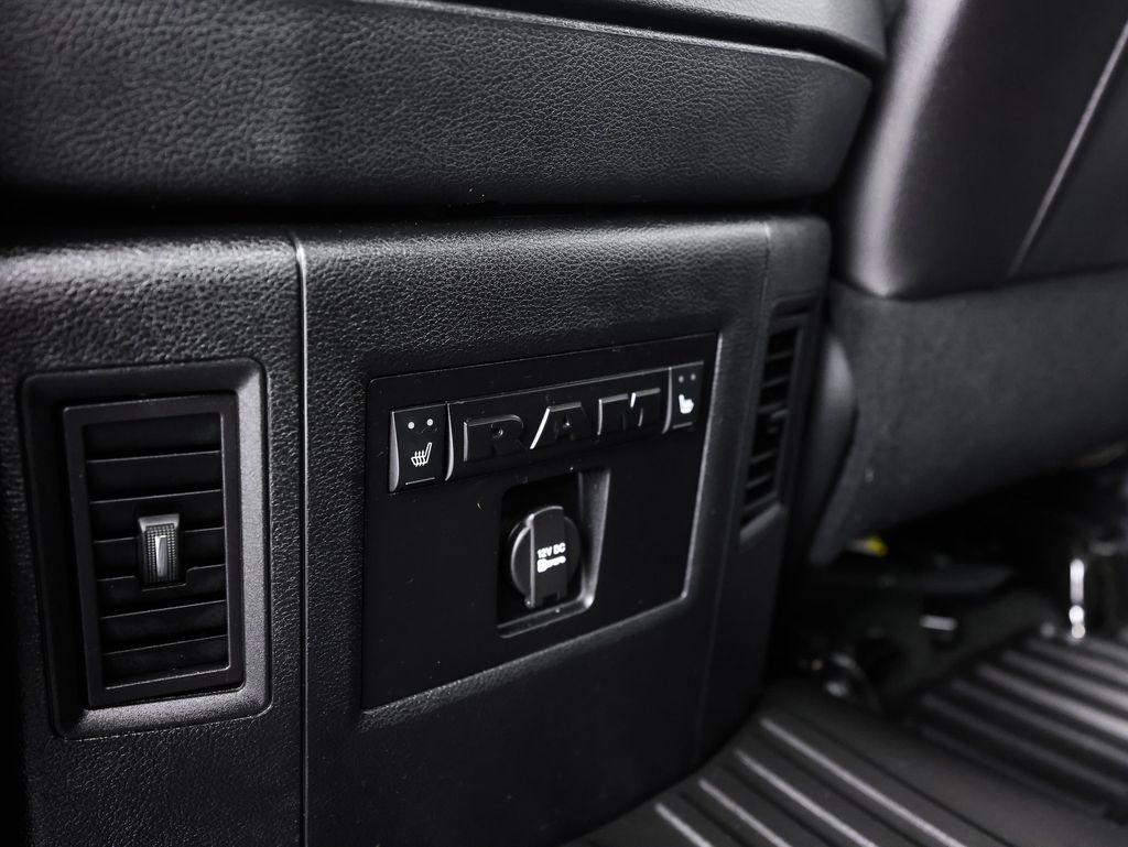 RAM 1500 4WD Crew Cab 140.5" Laramie 2016
