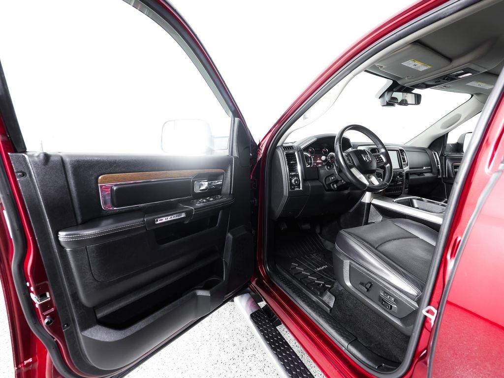 RAM 1500 4WD Crew Cab 140.5" Laramie 2016