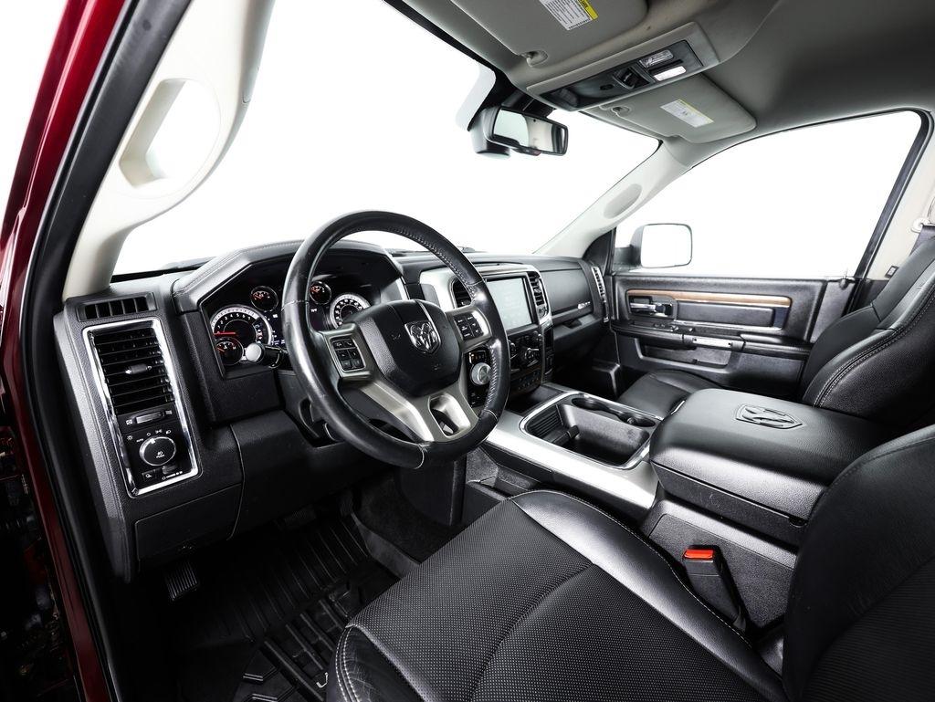 RAM 1500 4WD Crew Cab 140.5" Laramie 2016