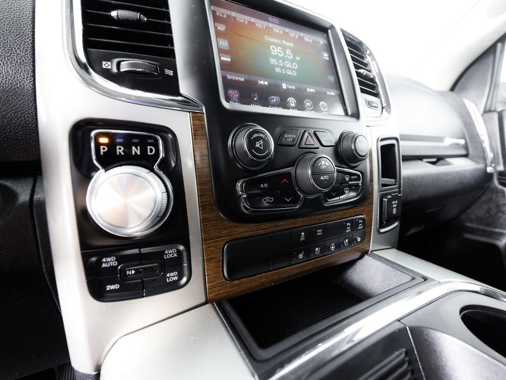 RAM 1500 4WD Crew Cab 140.5" Laramie 2016