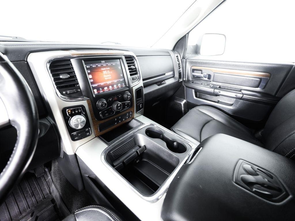 RAM 1500 4WD Crew Cab 140.5" Laramie 2016