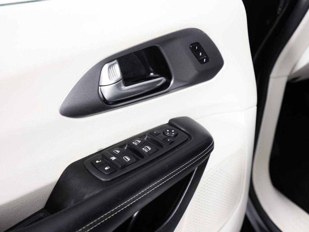 Chrysler Pacifica Hybrid Touring L FWD 2022