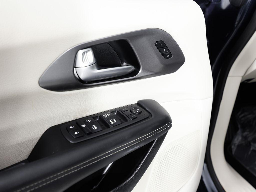 Chrysler Pacifica Hybrid Touring L FWD 2023