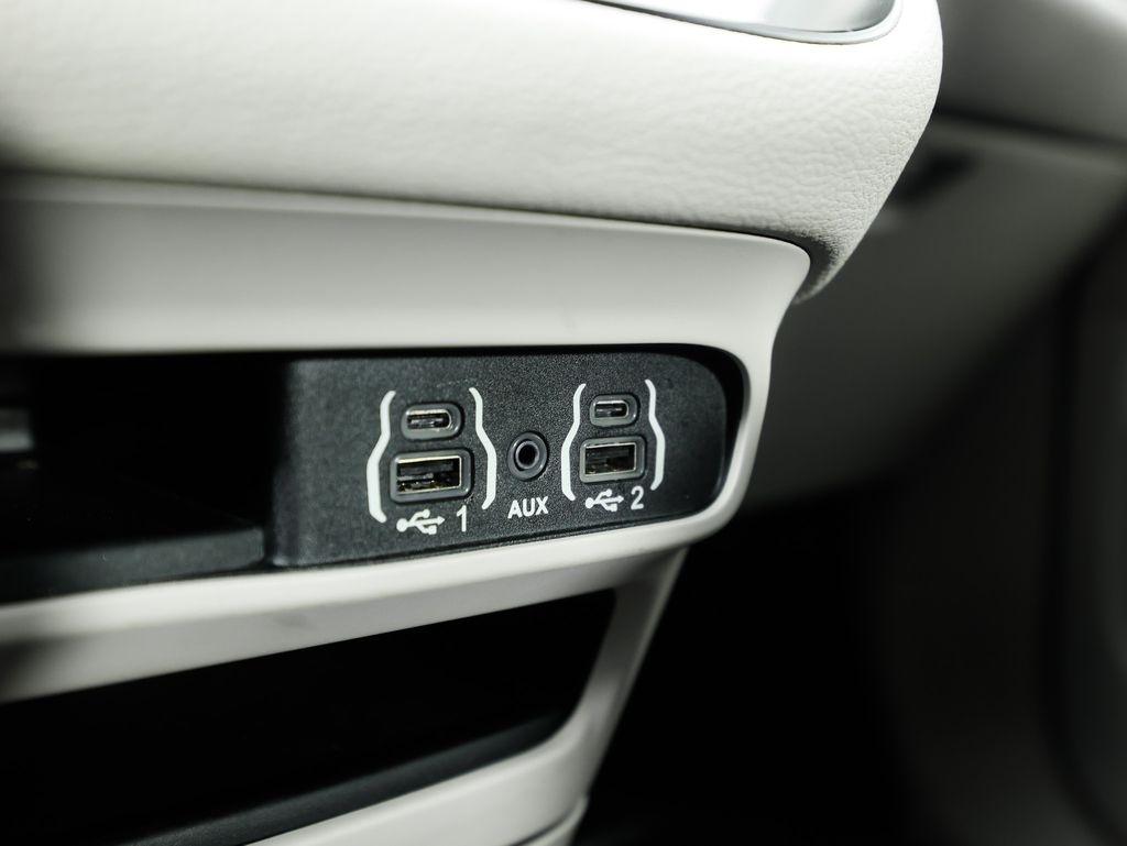 Chrysler Pacifica Hybrid Touring L FWD 2023
