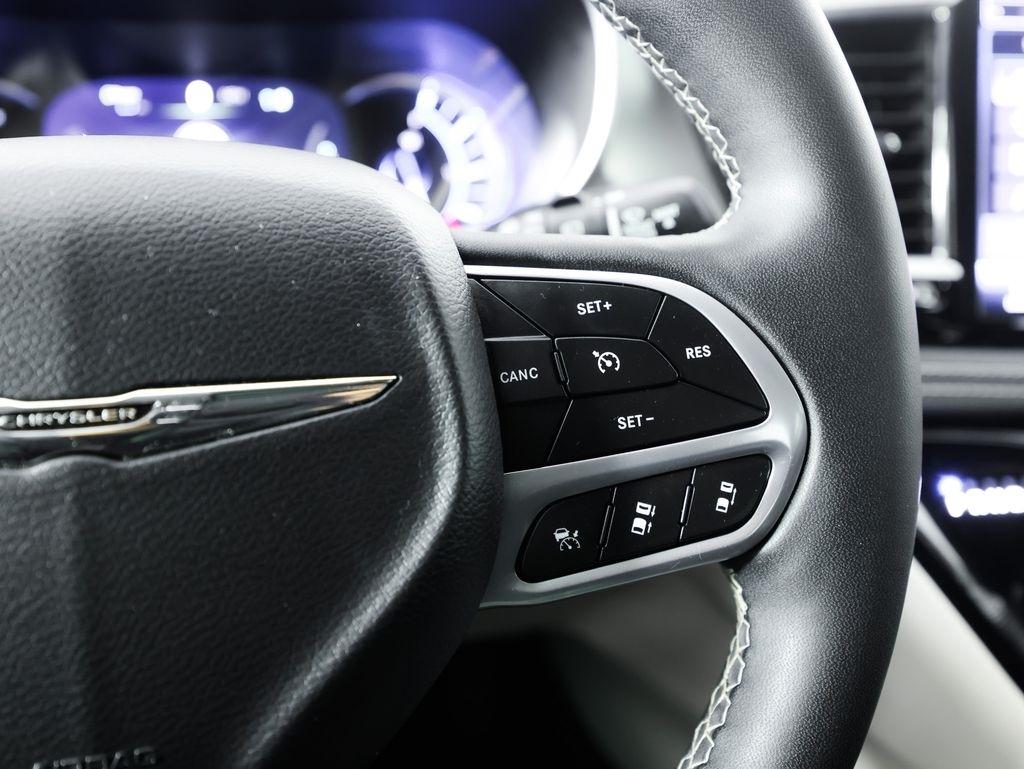 Chrysler Pacifica Hybrid Touring L FWD 2023