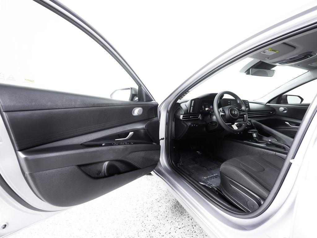 Hyundai Elantra SE IVT 2025