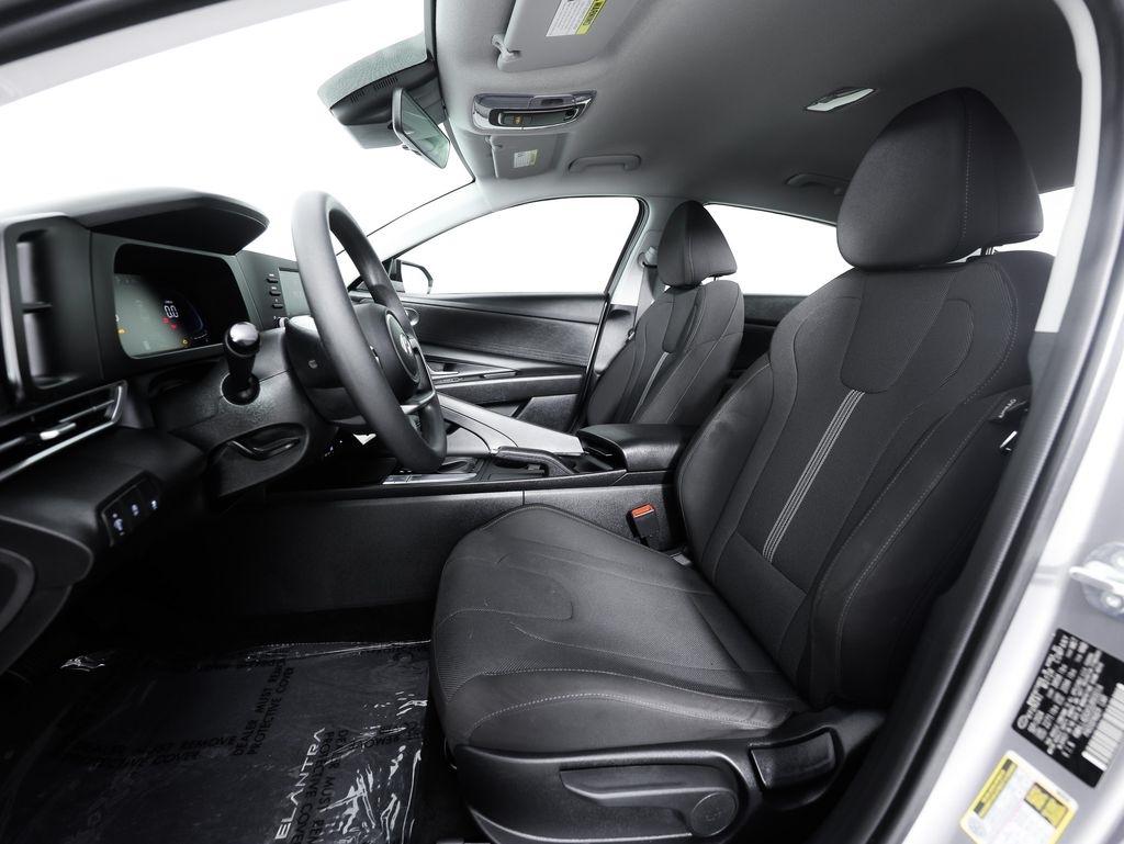 Hyundai Elantra SE IVT 2025