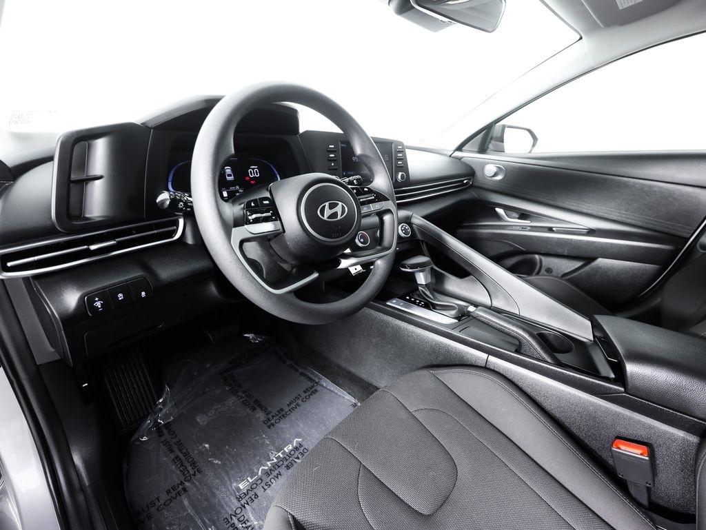 Hyundai Elantra SE IVT 2025
