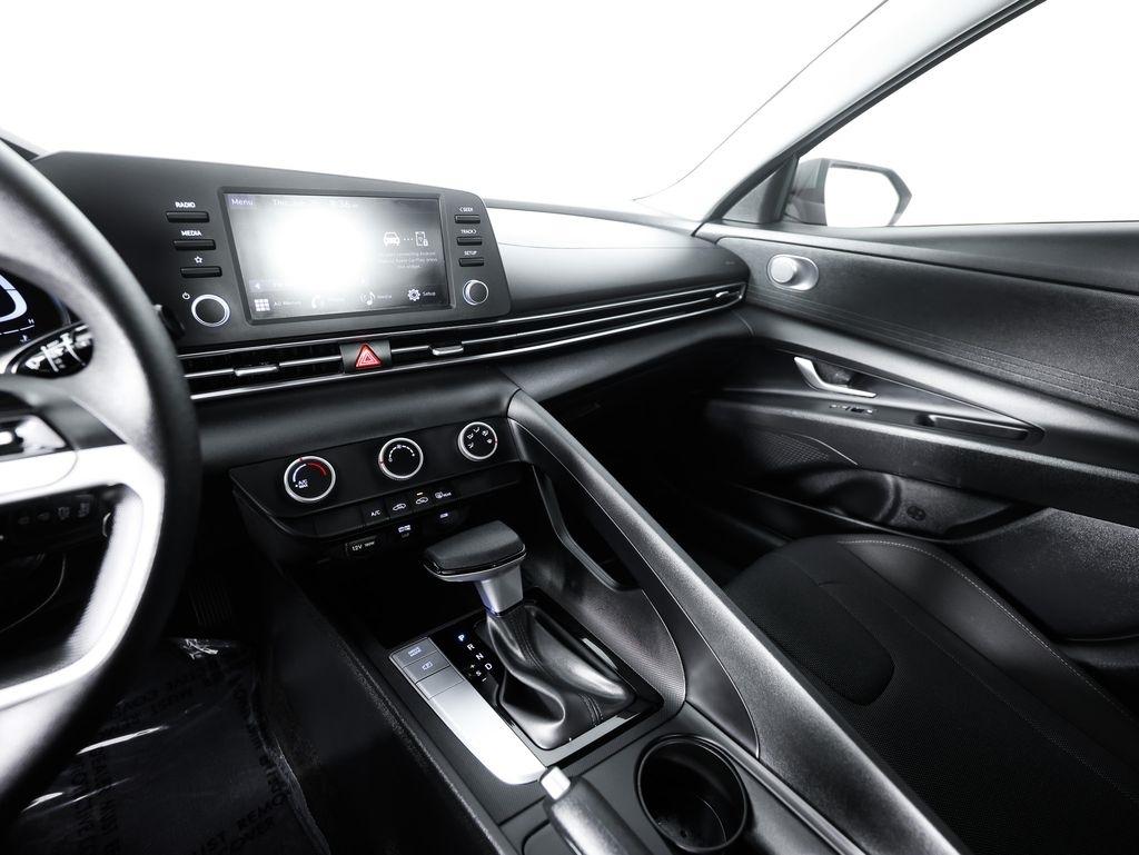Hyundai Elantra SE IVT 2025