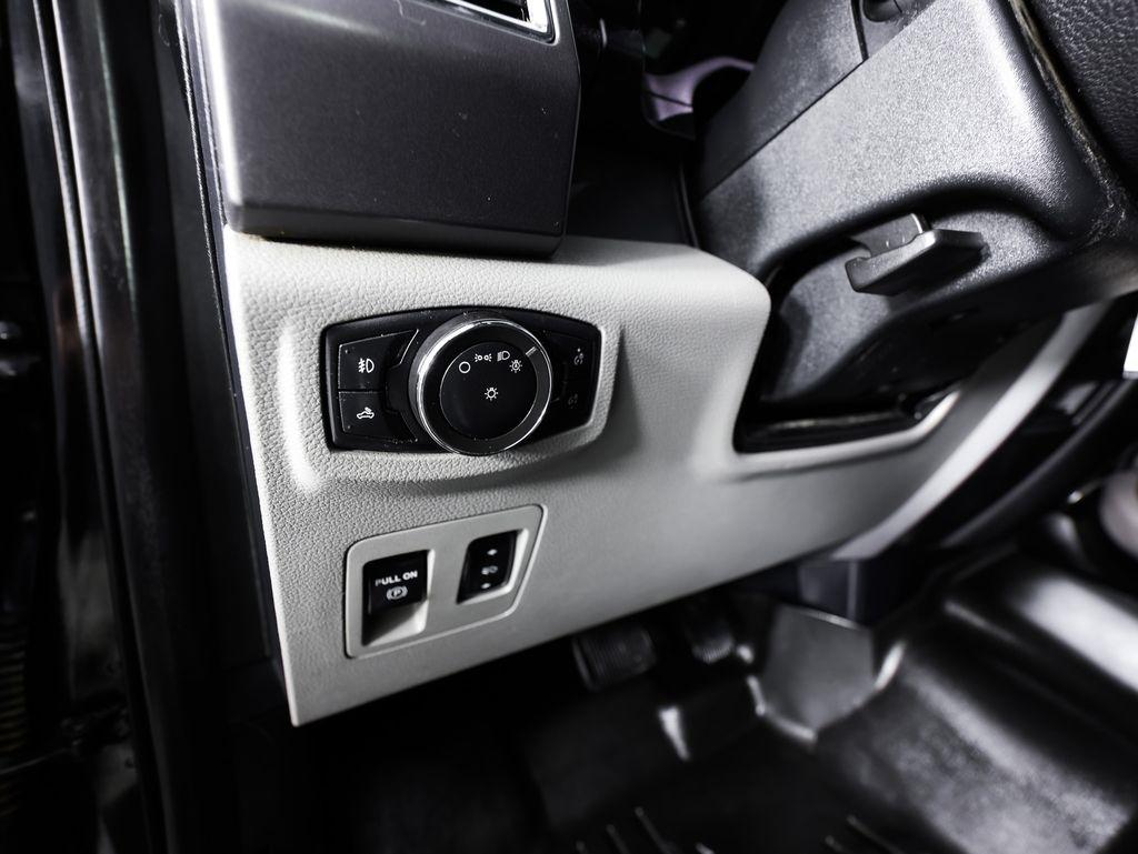Ford F-150 4WD SuperCrew 145" Lariat 2015