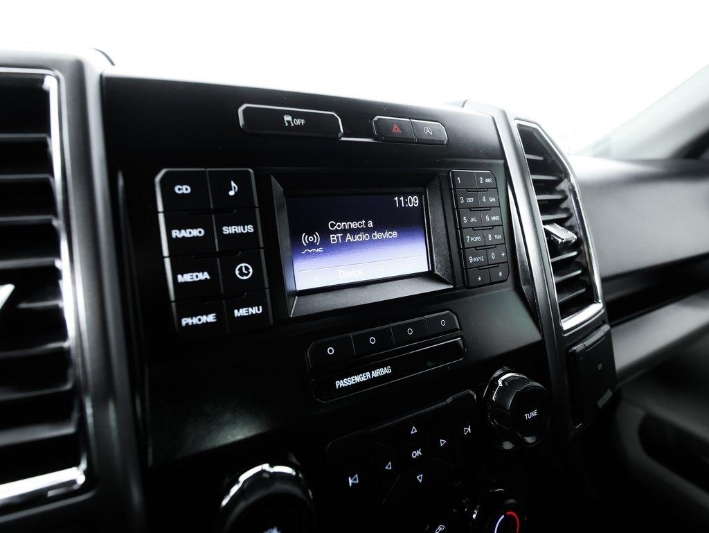 Ford F-150 4WD SuperCrew 145" Lariat 2015