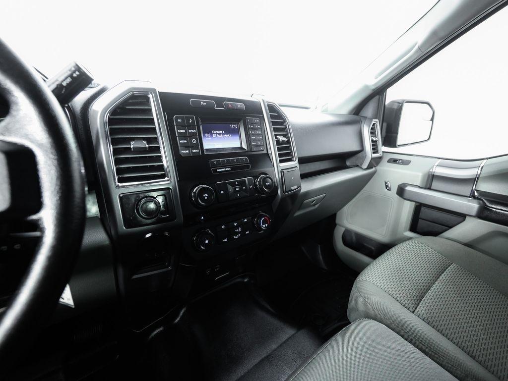 Ford F-150 4WD SuperCrew 145" Lariat 2015