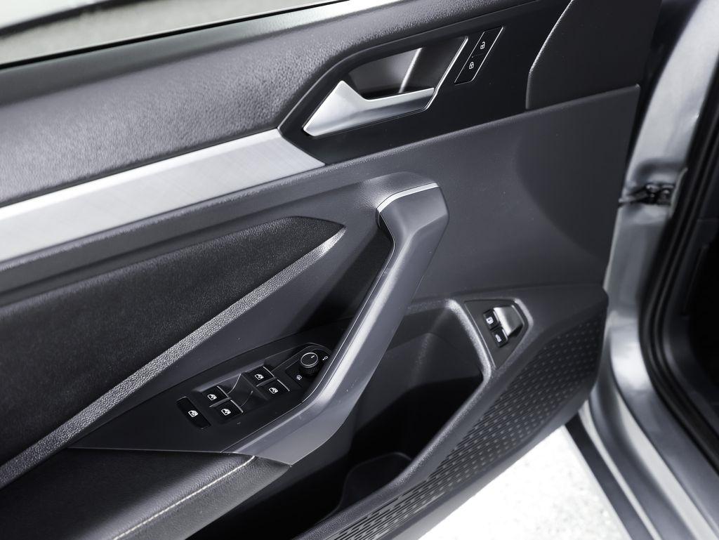 Volkswagen Jetta SE Auto 2022