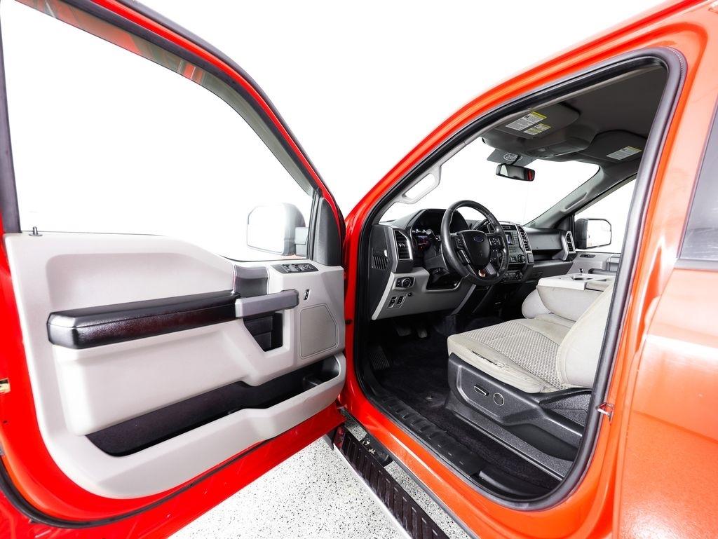Ford F-150 4WD SuperCrew 145" Lariat 2016