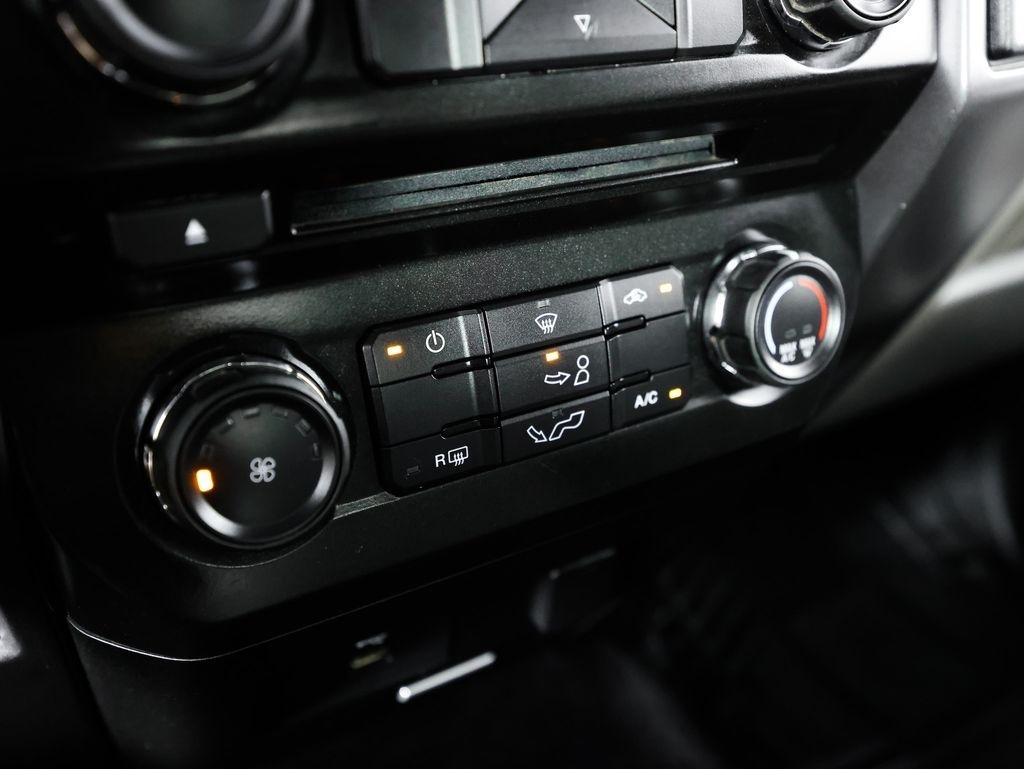 Ford F-150 4WD SuperCrew 145" Lariat 2016