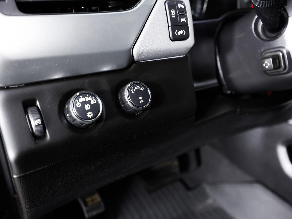 Chevrolet Suburban 4WD 4dr 1500 LT 2019