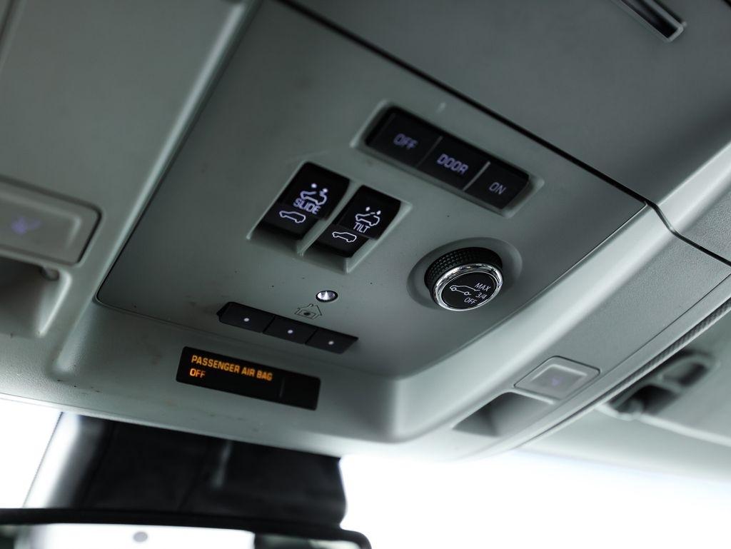 Chevrolet Suburban 4WD 4dr 1500 LT 2019