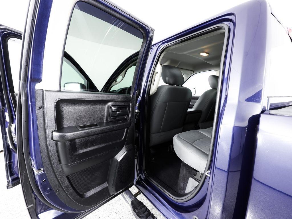 RAM 1500 4WD Quad Cab 140.5" Tradesman 2015