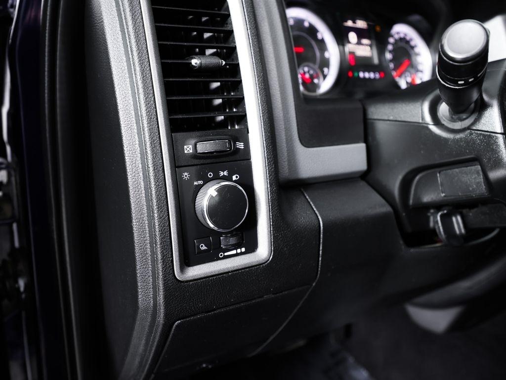 RAM 1500 4WD Quad Cab 140.5" Tradesman 2015