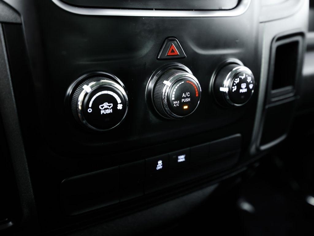 RAM 1500 4WD Quad Cab 140.5" Tradesman 2015