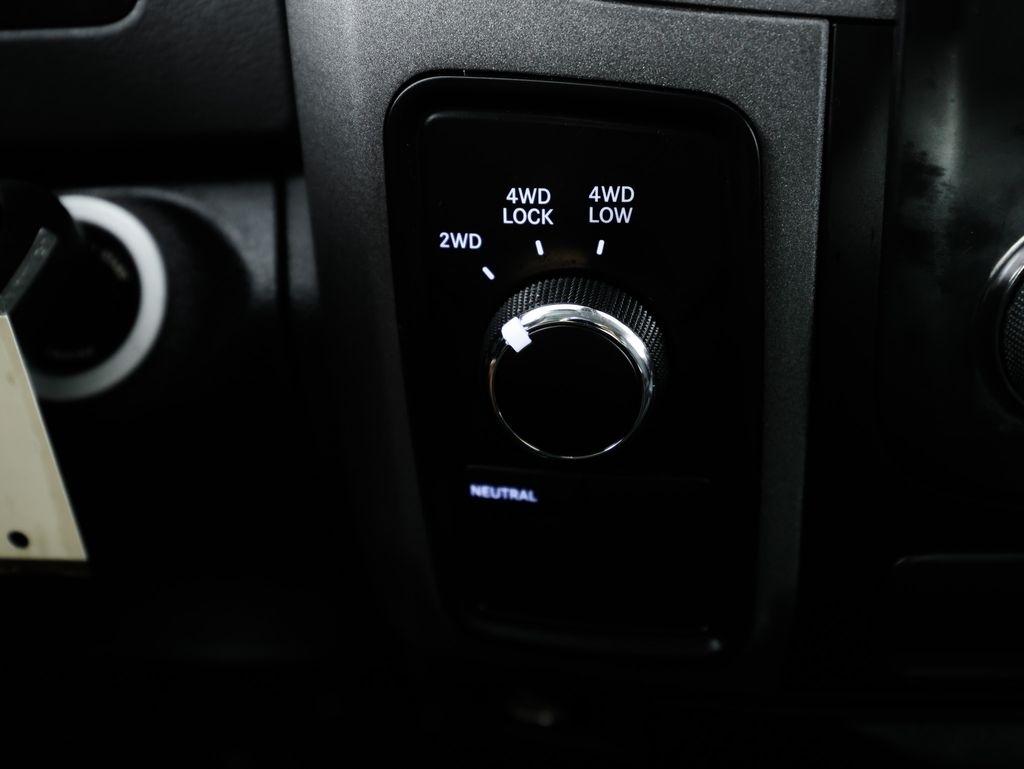 RAM 1500 4WD Quad Cab 140.5" Tradesman 2015