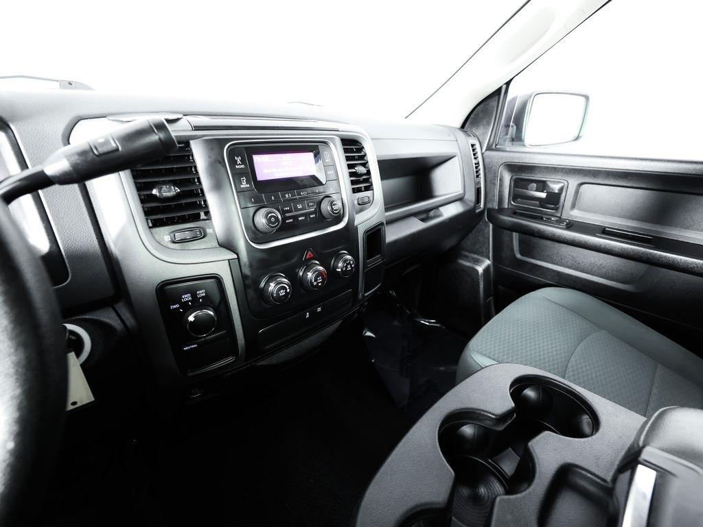 RAM 1500 4WD Quad Cab 140.5" Tradesman 2015