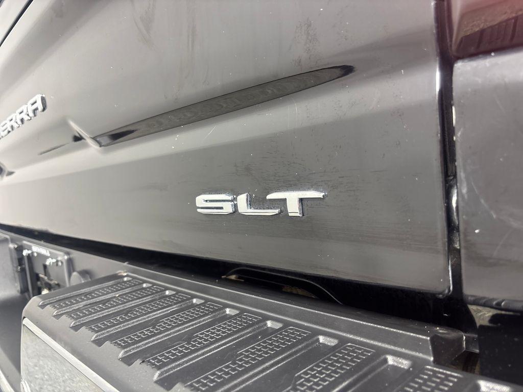 GMC Sierra 1500 4WD Crew Cab 147" SLT 2023