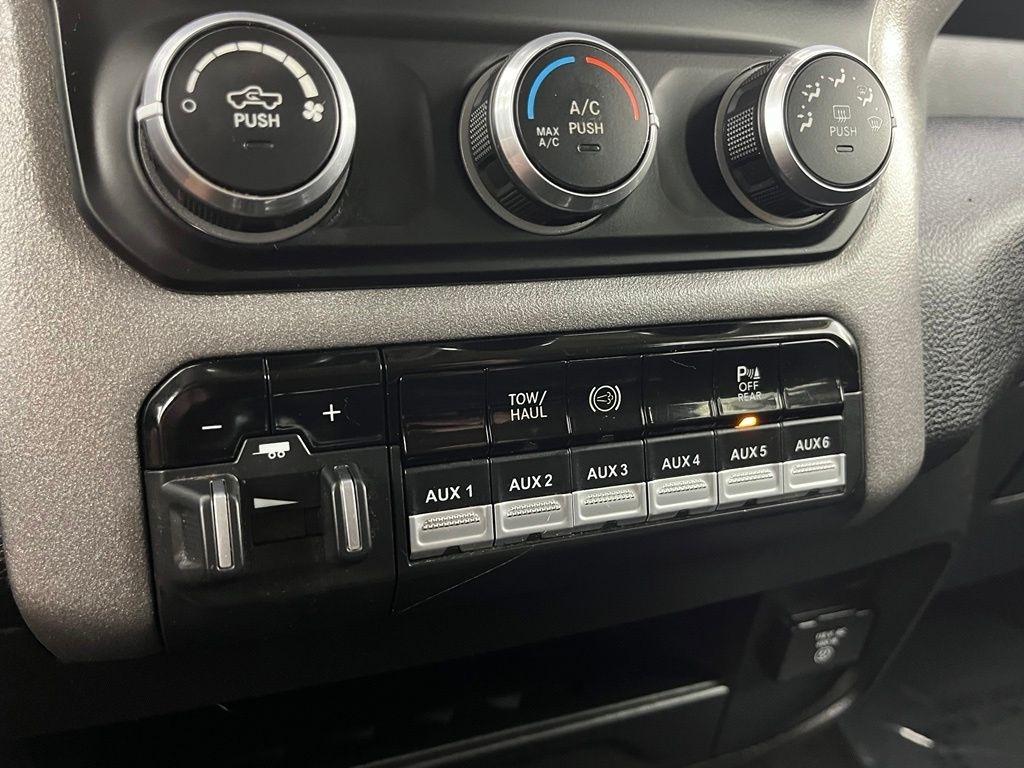 RAM 2500 Tradesman 4x4 Crew Cab 6'4" Box 2020
