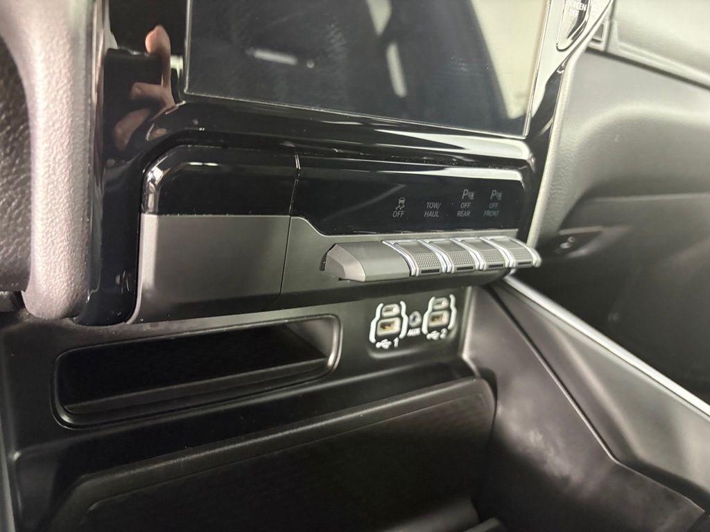 RAM 1500 Big Horn 4x4 Crew Cab 5'7" Box 2024