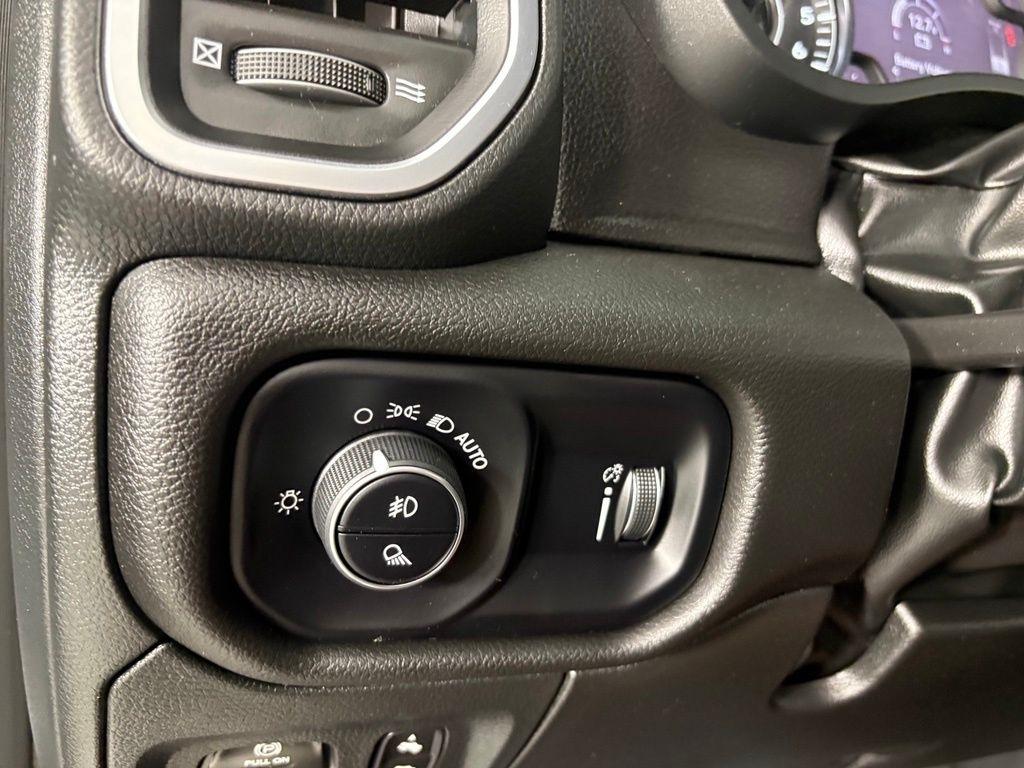 RAM 1500 Big Horn 4x4 Crew Cab 5'7" Box 2024