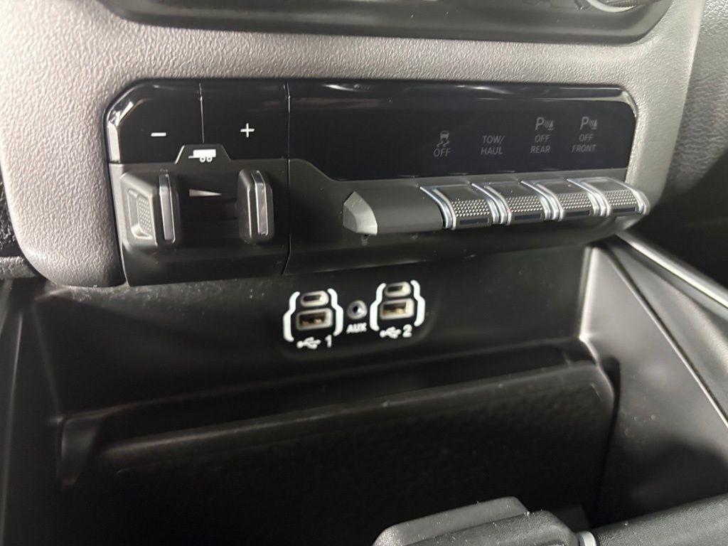 RAM 2500 Big Horn 4x4 Crew Cab 8' Box 2021