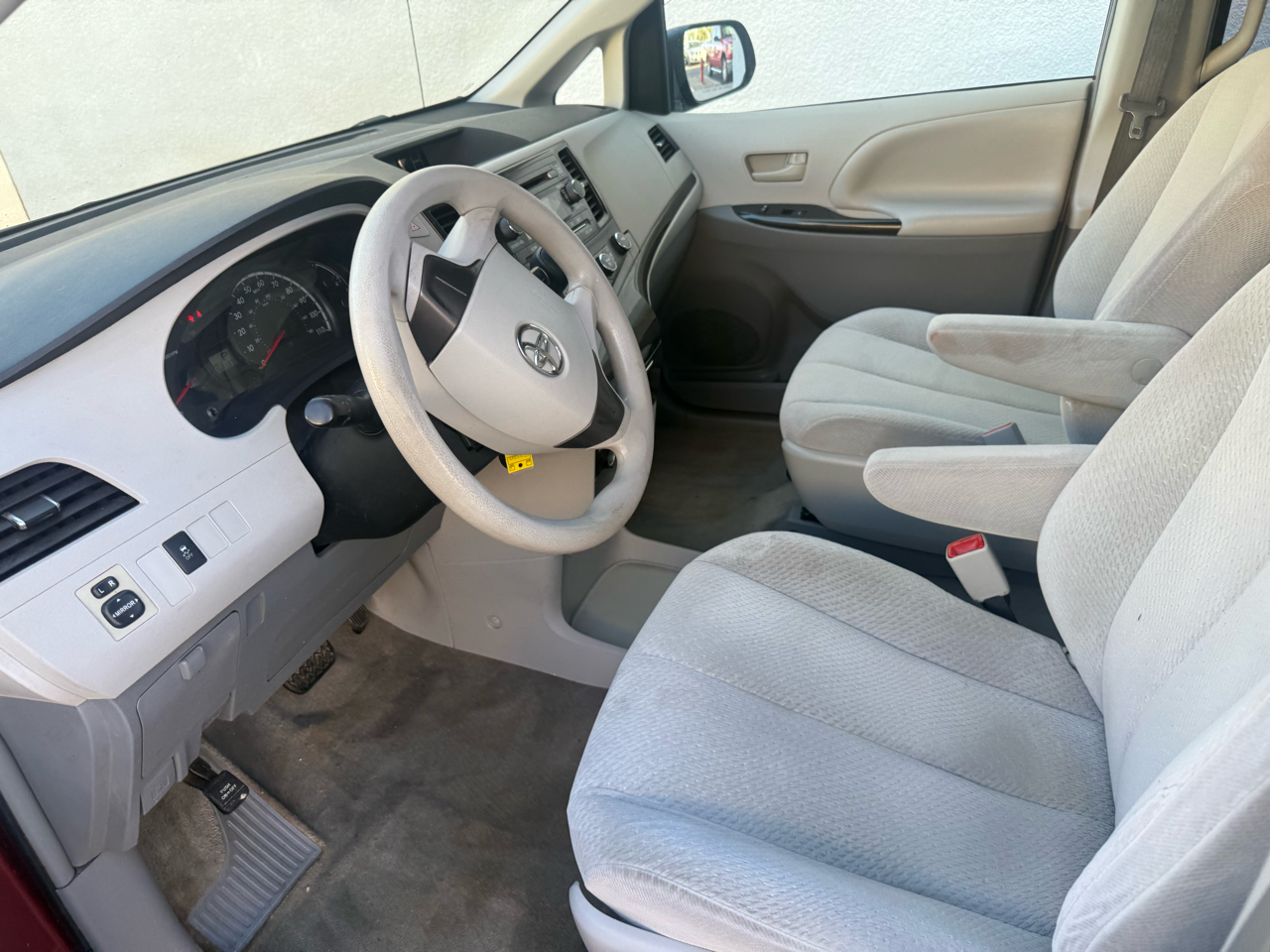 Toyota Sienna 5dr 7-Pass Van I4 FWD (Natl) 2012