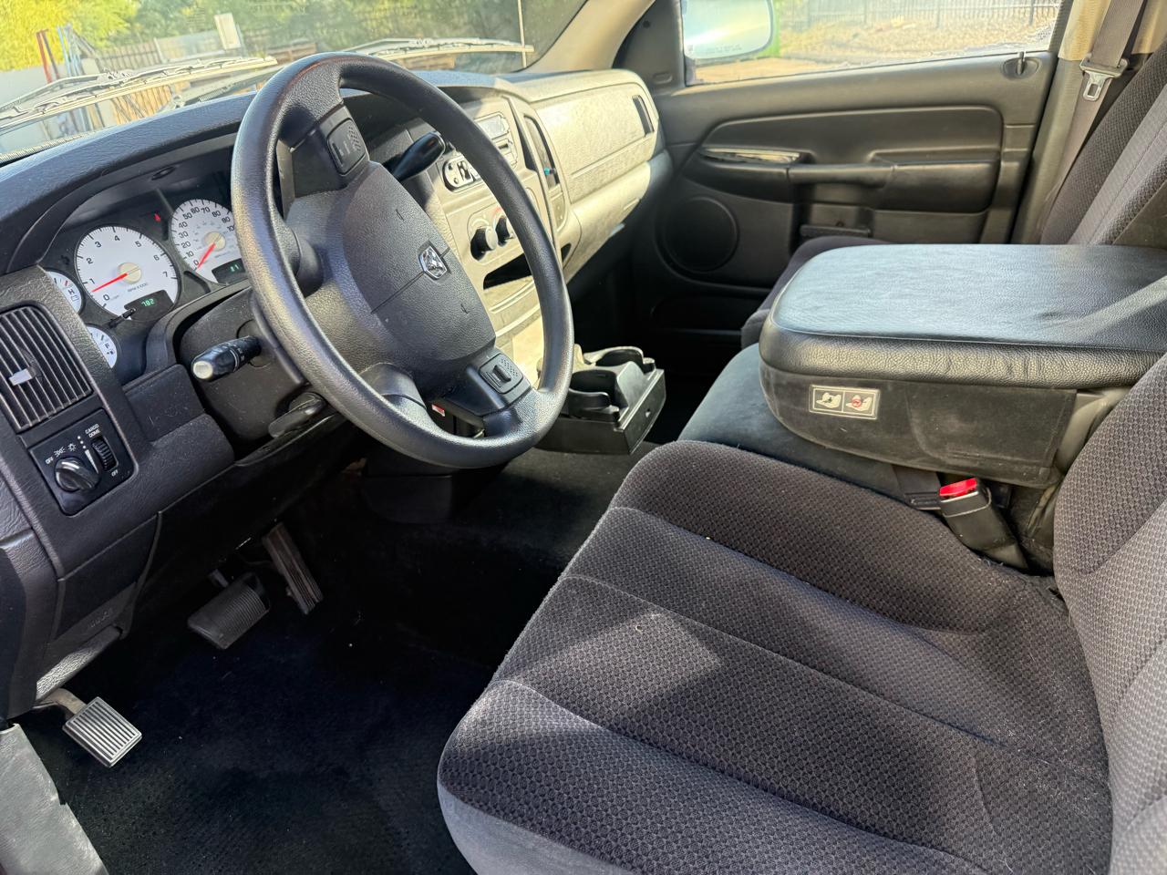 Dodge Ram 1500 4dr Quad Cab 140.5" WB SLT 2004