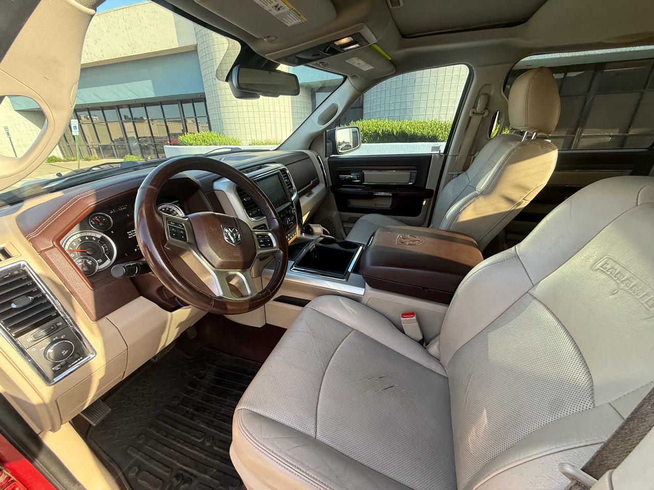 RAM 1500 4WD Crew Cab 140.5" Laramie 2015