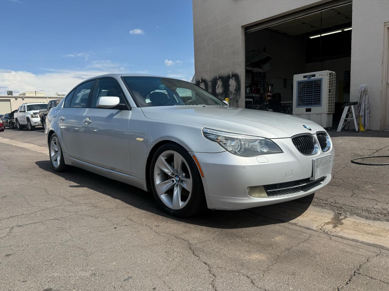BMW 5 Series 4dr Sdn 528i RWD 2009