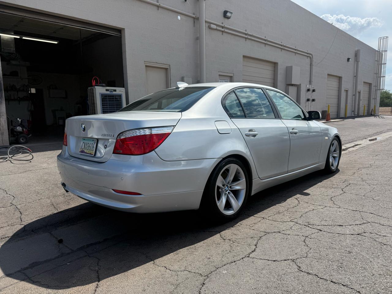 BMW 5 Series 4dr Sdn 528i RWD 2009