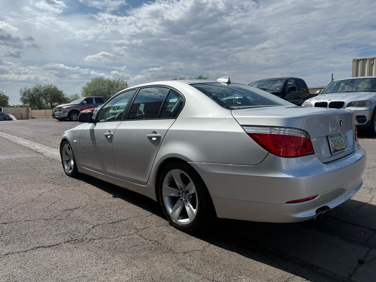 BMW 5 Series 4dr Sdn 528i RWD 2009